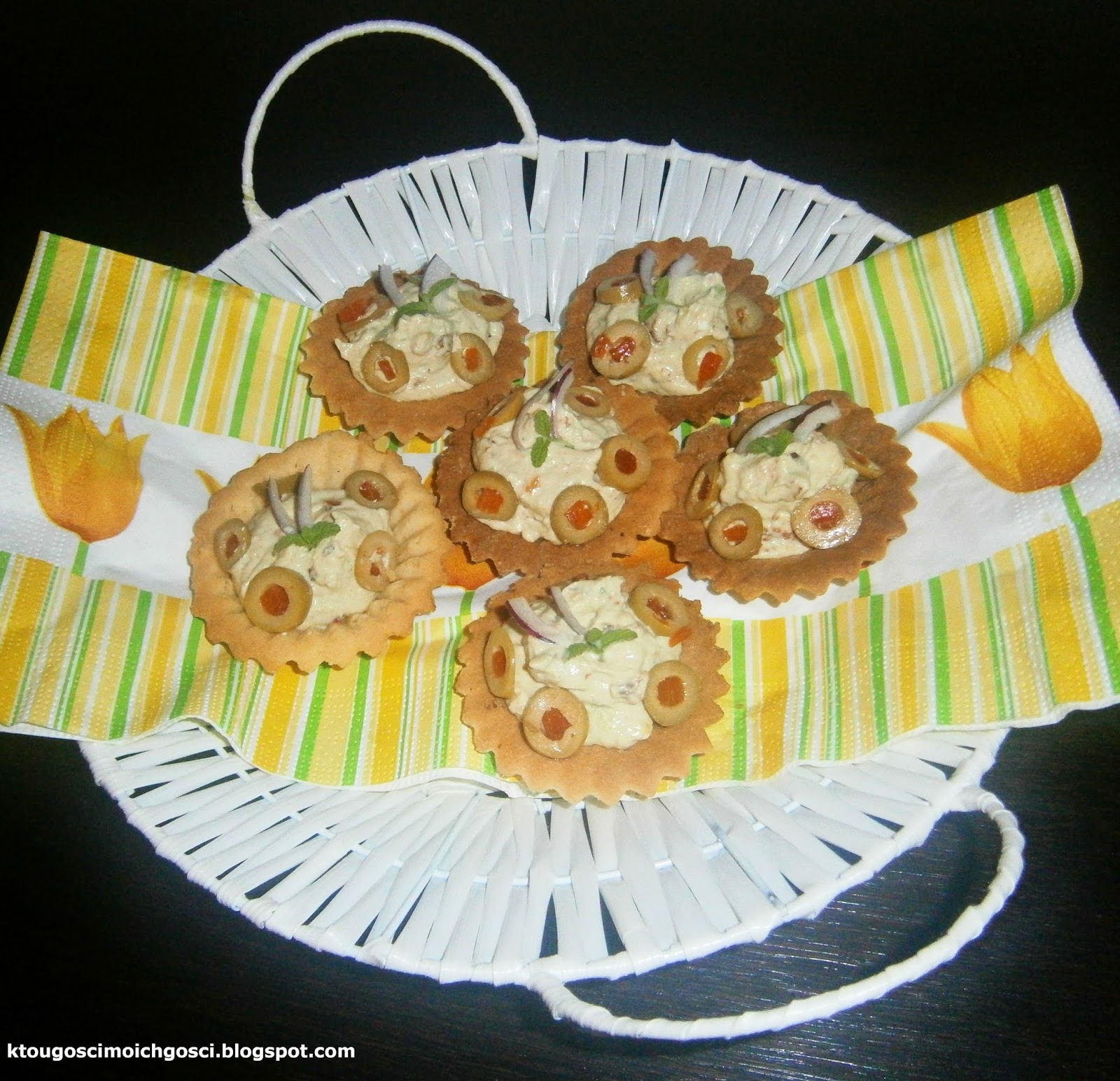 Kto ugości moich gości? Babeczki z pastą z awokado i sera sałatkowego