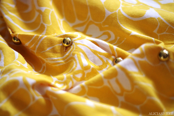 aliciasivert, alicia sivertsson, alster och makeri, sy, sömnad, kjol, blommig, tyg, second hand, diy, gör det själv, skapa, handarbete, sew, sewing, skirt, flowers, sypeppen, gul, citrongul, solgul, remake, återbruk, gardin, guldknappar, guldknapp