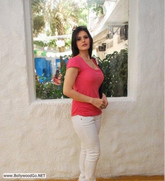 http://4.bp.blogspot.com/-8TjnhqHnENU/TfDSgi735sI/AAAAAAAAHCY/PzjOQDkIVXM/s1600/Zarine%2BKhan%2527s%2BCharming%2BImages%2B%252811%2529.jpg