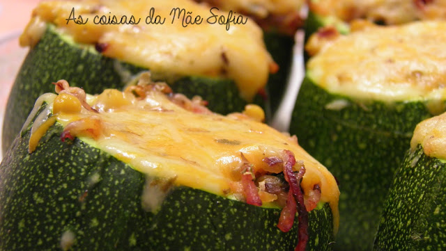 Courgettes recheadas com legumes e bacon / Courgette stuffed with vegetables and bacon
