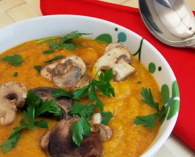 Sopa de Cenoura com Pinhão e Cogumelo (vegana)