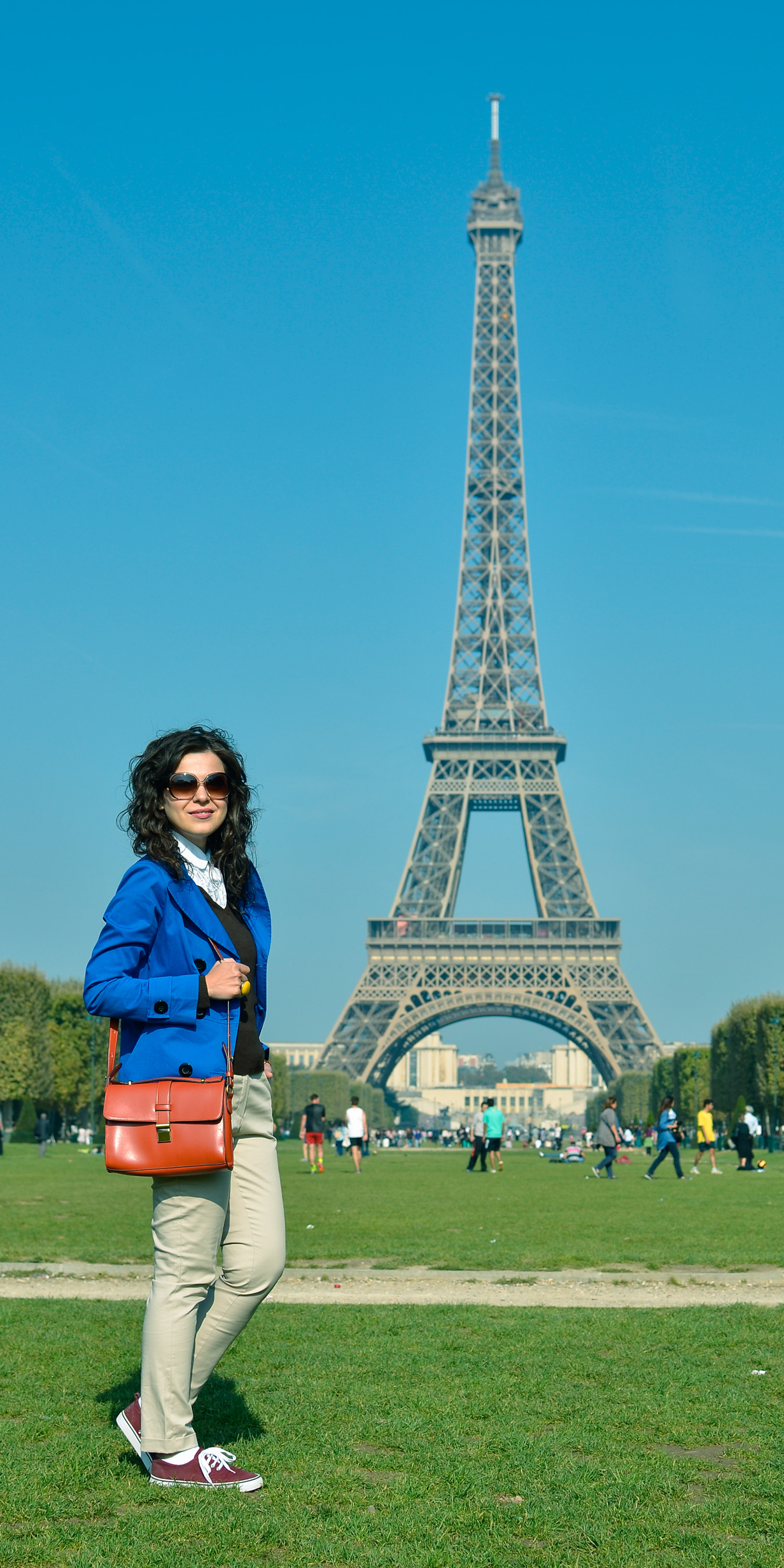 paris nude pants blue jacket koton burgundy sneakers h&m orange bag the bag shop Eiffel tower moulin rouge monmartre v neck brown sweater