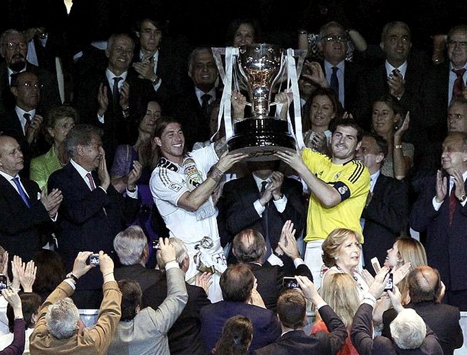 The day Ronaldo lost a fan - Page 2 Casillas+and+Ramos+with+Liga+trophy+2011-2012