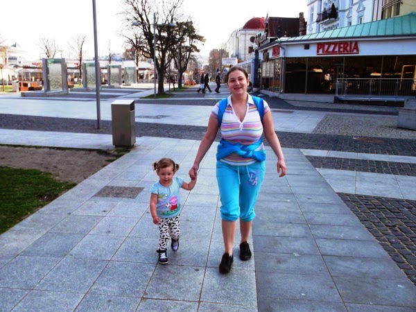 dziecko w chuście dwulatka na nogach w międzyzdrojach aurora dziecko w chuście dwulatka na nogach w międzyzdrojach aurora