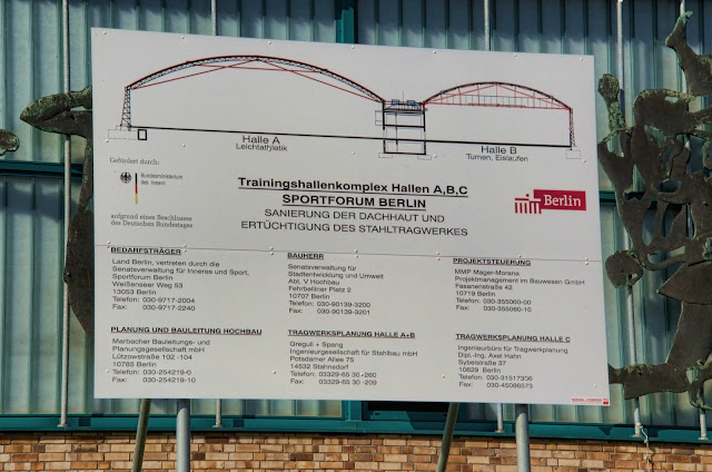 Baustelle Sanierung der Dachhaut und Ertüchtigung des Stahltragewerkes, Eissporthalle im Sportforum Berlin, Konrad-Wolf-Straße, 13053 Berlin, 27.03.2014