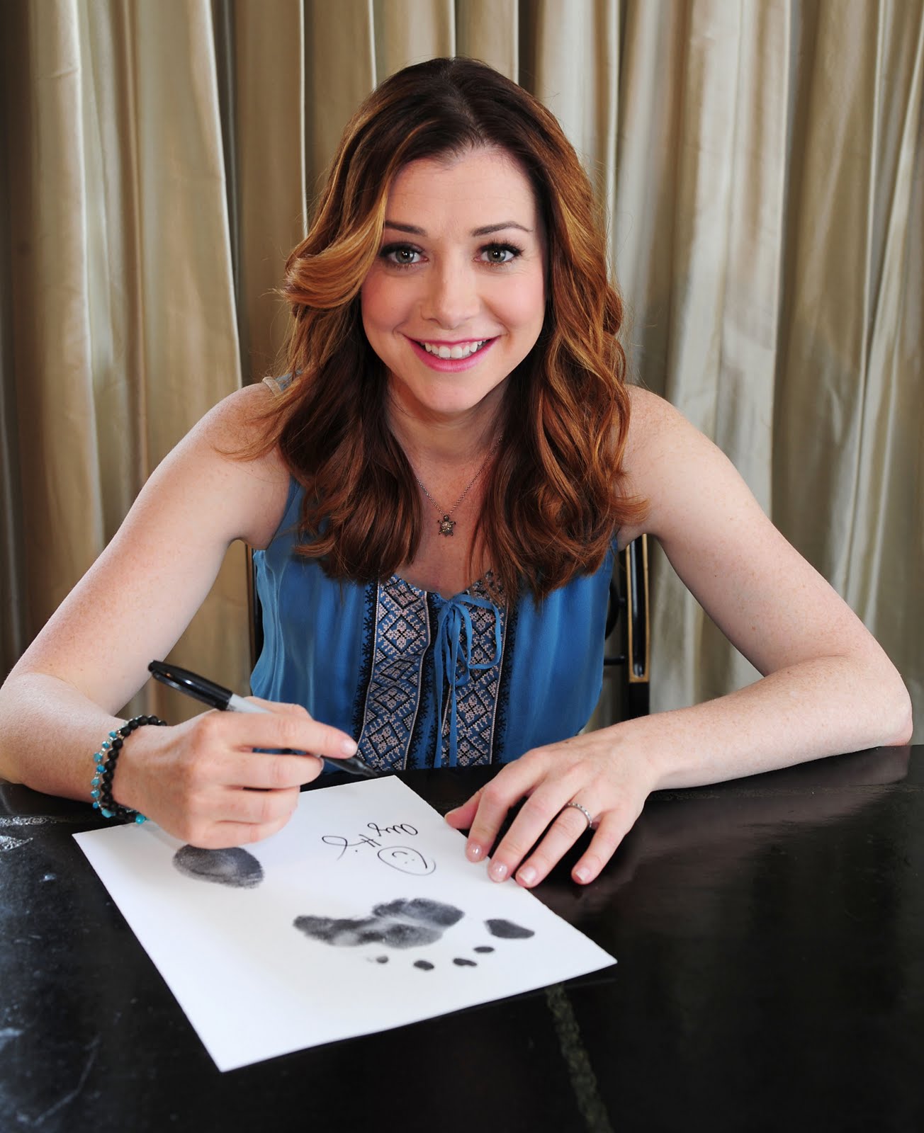 http://4.bp.blogspot.com/-8eGPCMEeU3k/TdQ4NirHhdI/AAAAAAAABeA/01zg7BUo7v8/s1600/Alyson%2BHannigan%2BJOHNSONS%2BCampaign%2BBenefiting%2BMarch%2Bof%2BDimes%2B1.jpg