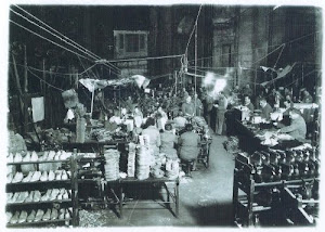 Fábrica de calçado militar a funcionar nas instalações da Igreja de Santa Engrácia (1939).