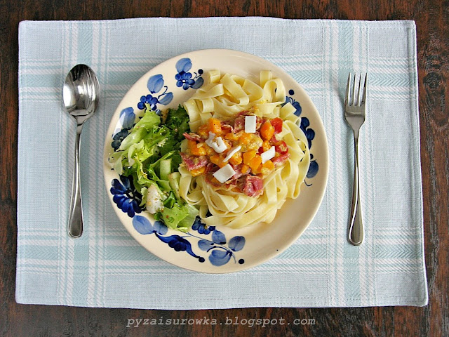 Makaron tagliatelle z dynią, szynką a'la parmeńską i serem kozim Makaron tagliatelle z dynią, szynką a'la parmeńską i serem kozim