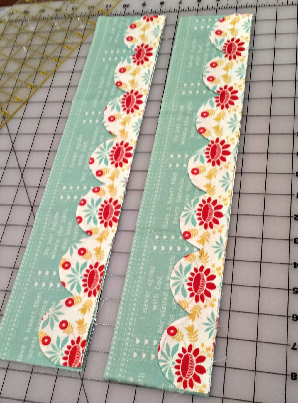 Ameroonie Designs Scalloped border Doll Quilt