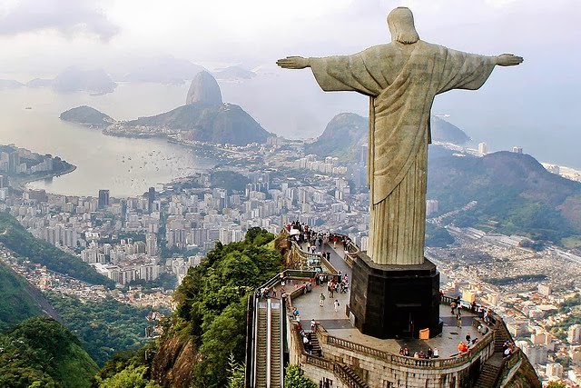 Cristo Redentor... E a Baia da Guanabara. - Rio de Janeiro / BRASIL