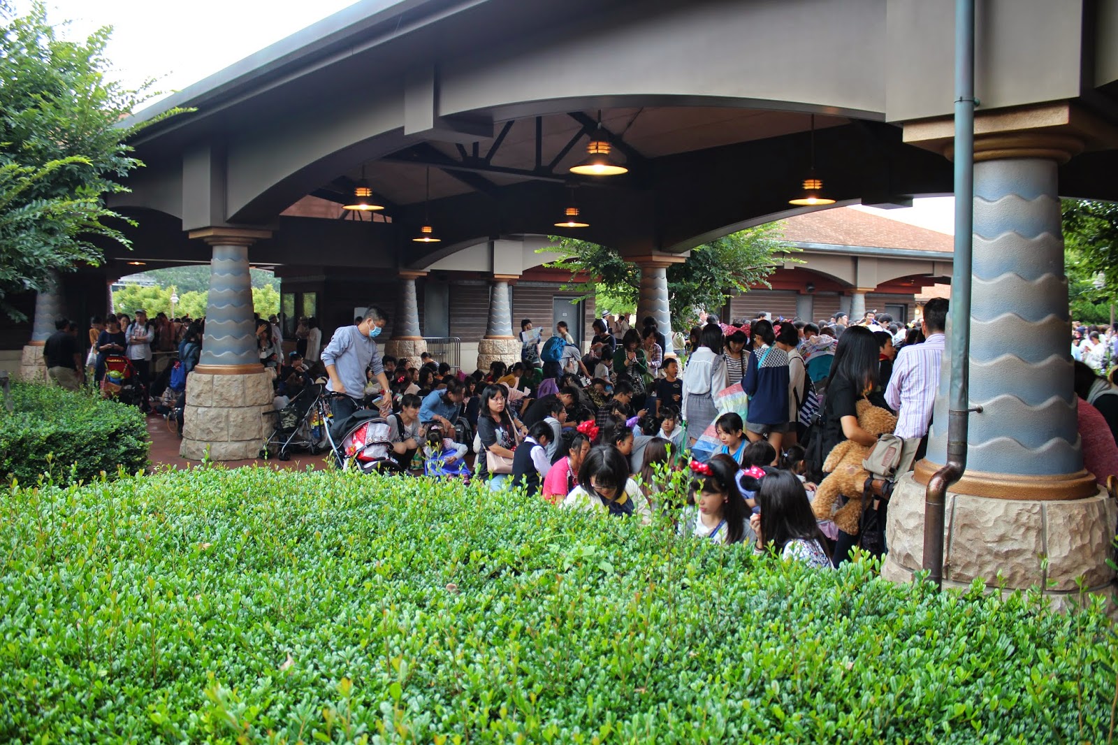 Tokyo Disneyland getting in