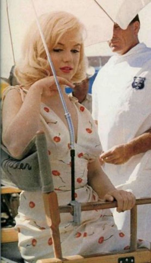 Marilyn Monroe wears a lovely floral print dress in Misfits