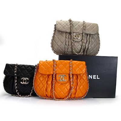 Chanel-Model-Shows-Style-Flap-Handbags-3324-.jpg