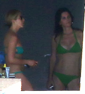 English: Jennifer Aniston Courteney Cox Bikini 2014 Mexico