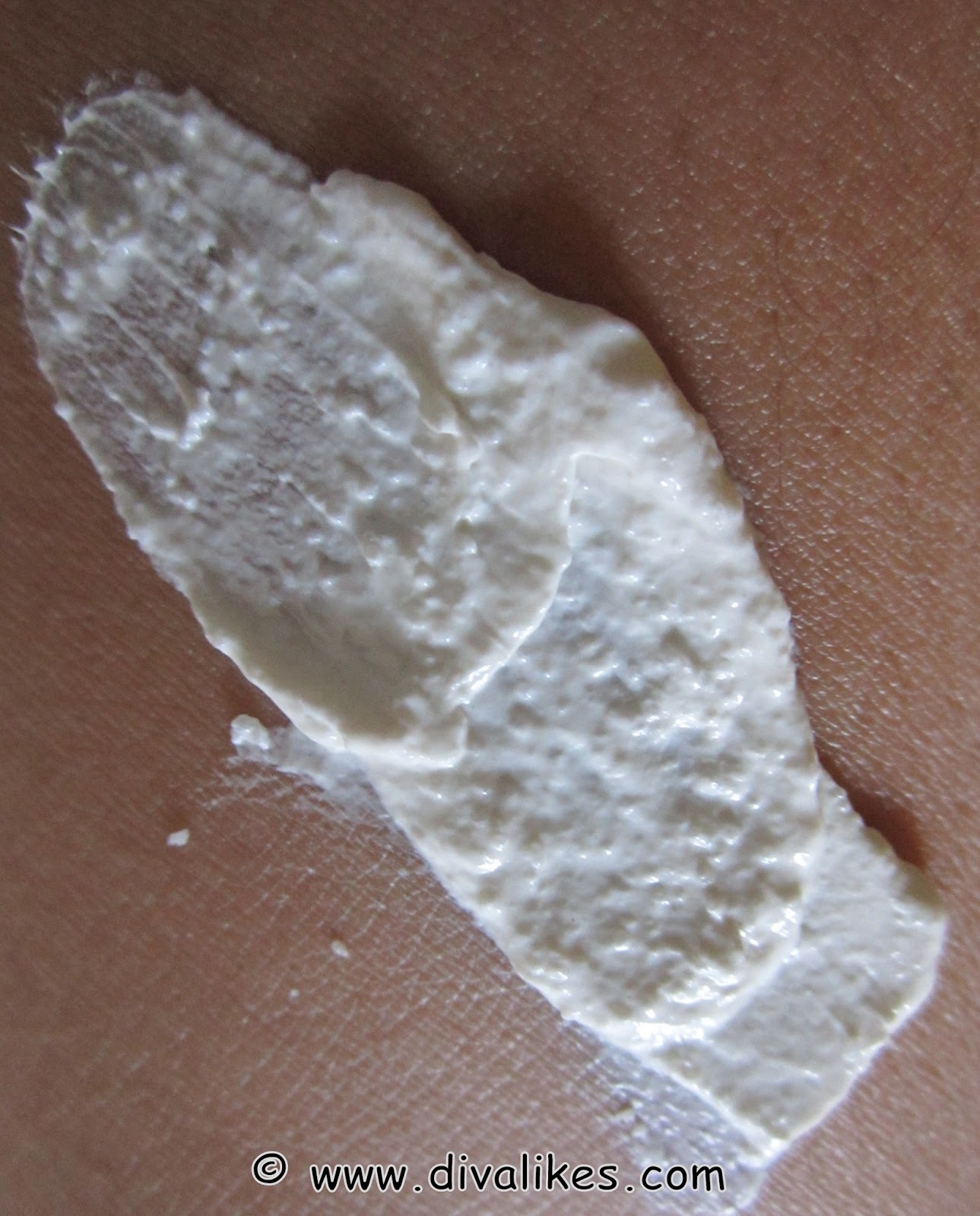 Lotus Herbals WhiteGlow Oatmeal & Yogurt Skin Whitening Scrub Review