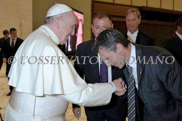 Benedizione di Papa Francesco della maglia di gioco ARGOS Soccer TEAM Forze di Polizia