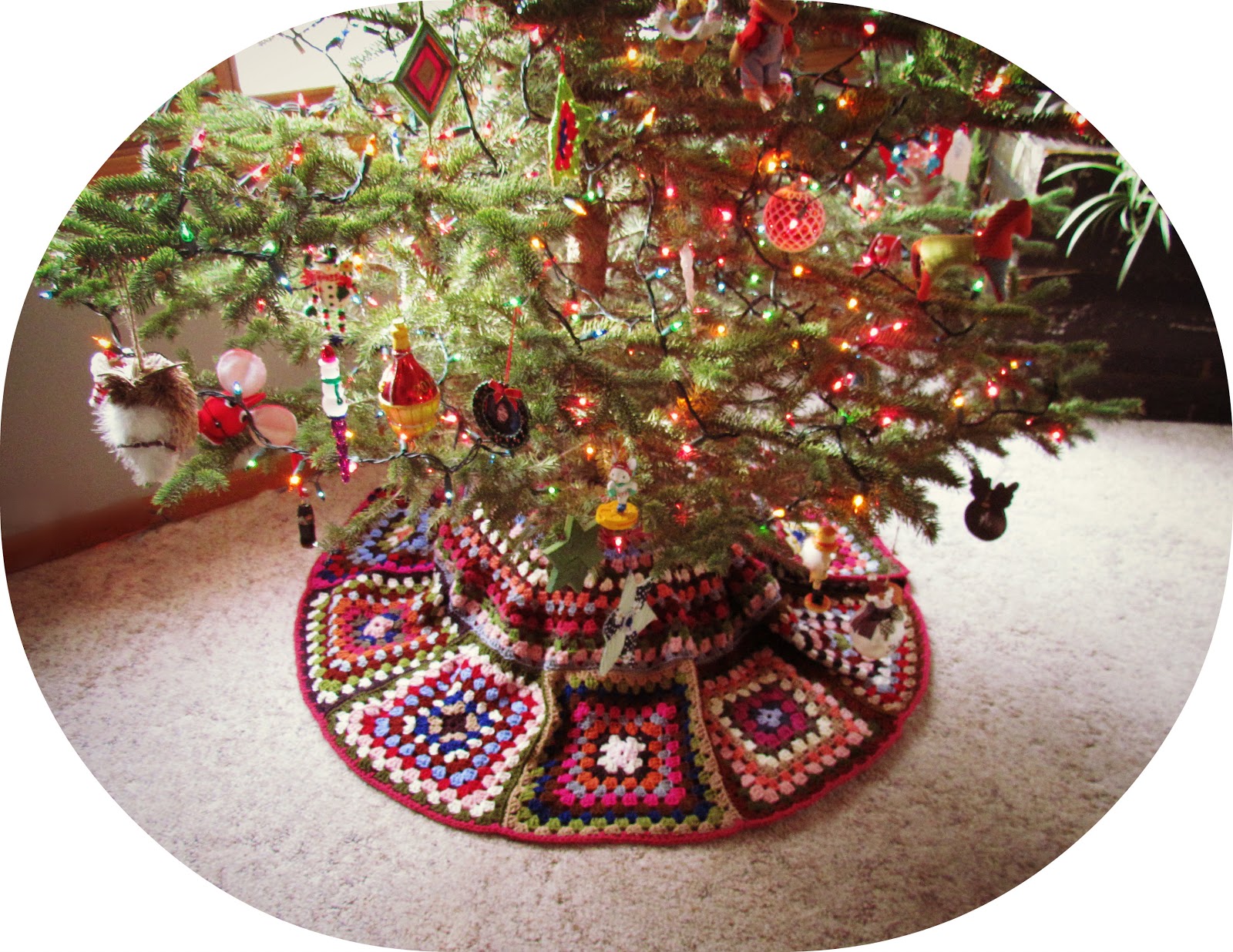 twobutterflies: Crocheted Christmas Tree Skirt