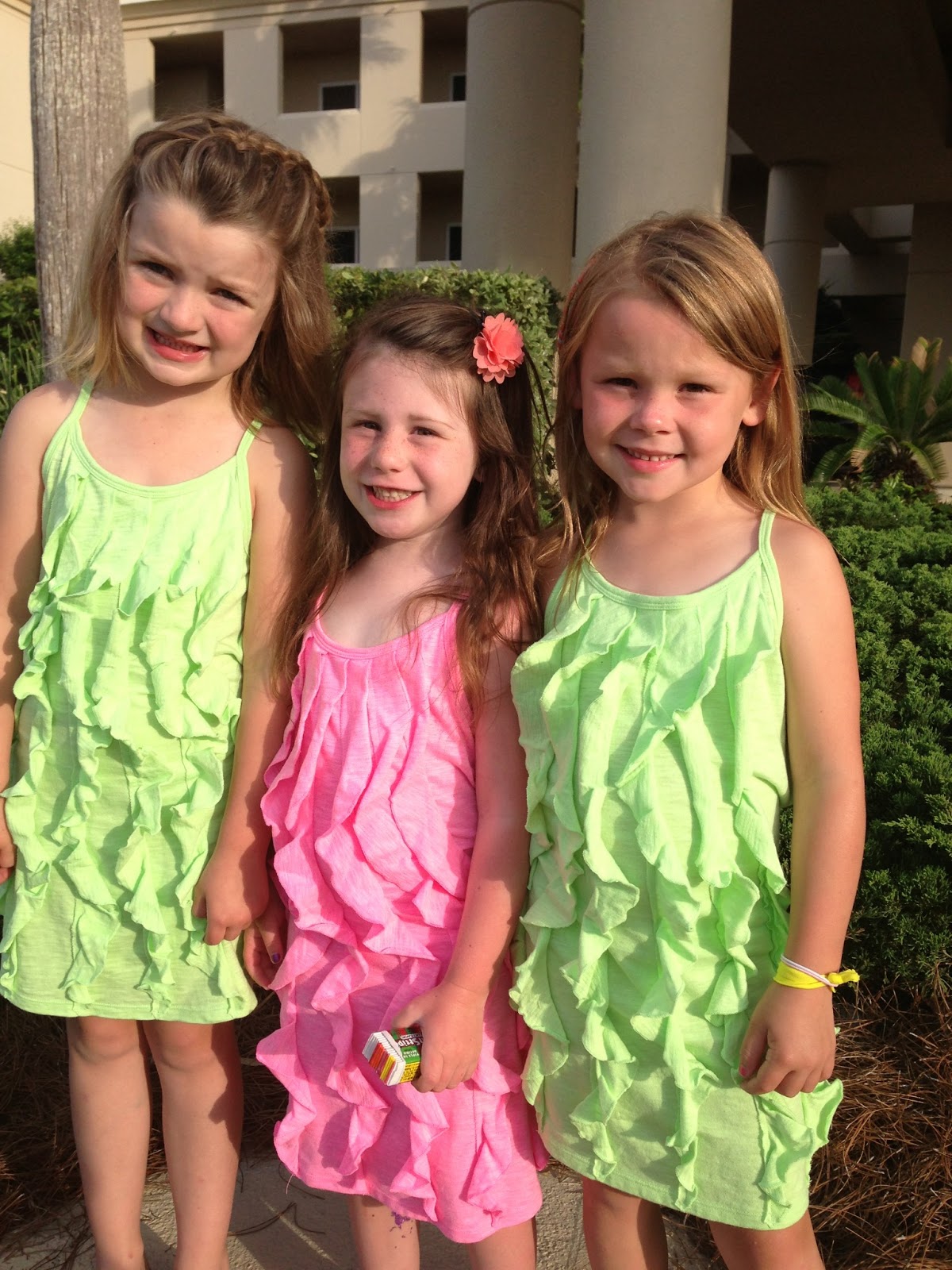 Mojoy: Three cute girlies and Tacky Jacks