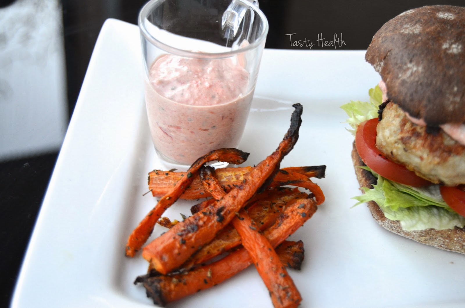 Tasty Health Kycklingburgare med grillad paprika & fetaostdressing och