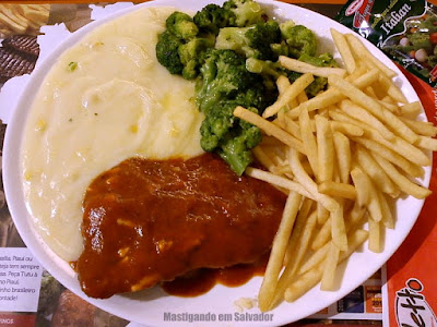 Griletto Grelhados e Parmegianas: Parmegiana de Carne com Creme de Milho, Batatas Fritas e Brócolis