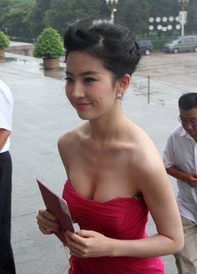 liu yifei sexy cleavage photo 01
