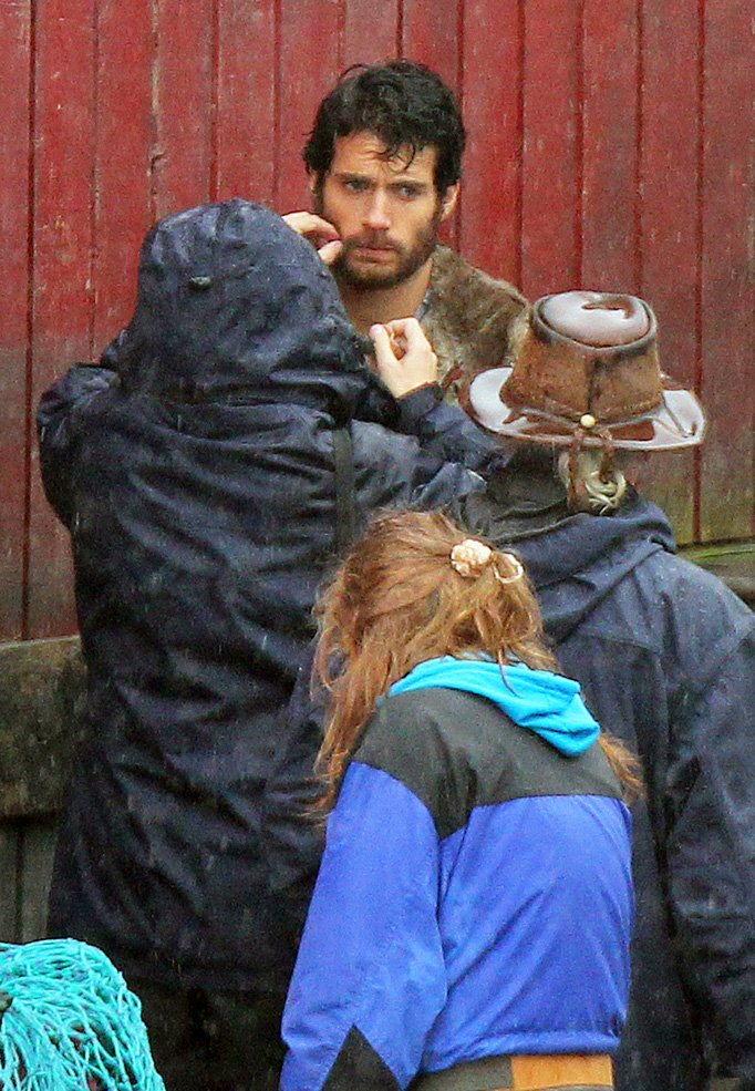 Henry Cavill é fotografado de barba no set de Superman em Vancouver –  Vírgula