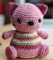 http://translate.google.es/translate?hl=es&sl=en&tl=es&u=http%3A%2F%2Fwww.littlemuggles.com%2Ffree-patterns%2Fviolet-the-kitty%2F