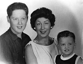 Clinton  su madre y hermano