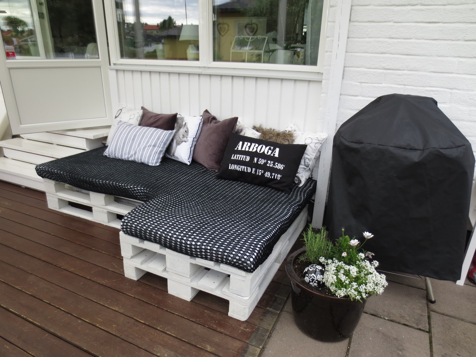 Vita huset 28: soffa på altan