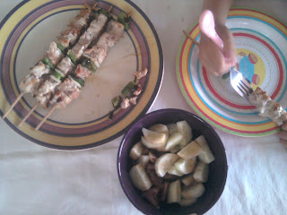 cena brochetas pollo y ensalada tomate y pepino cena brochetas pollo y ensalada tomate y pepino