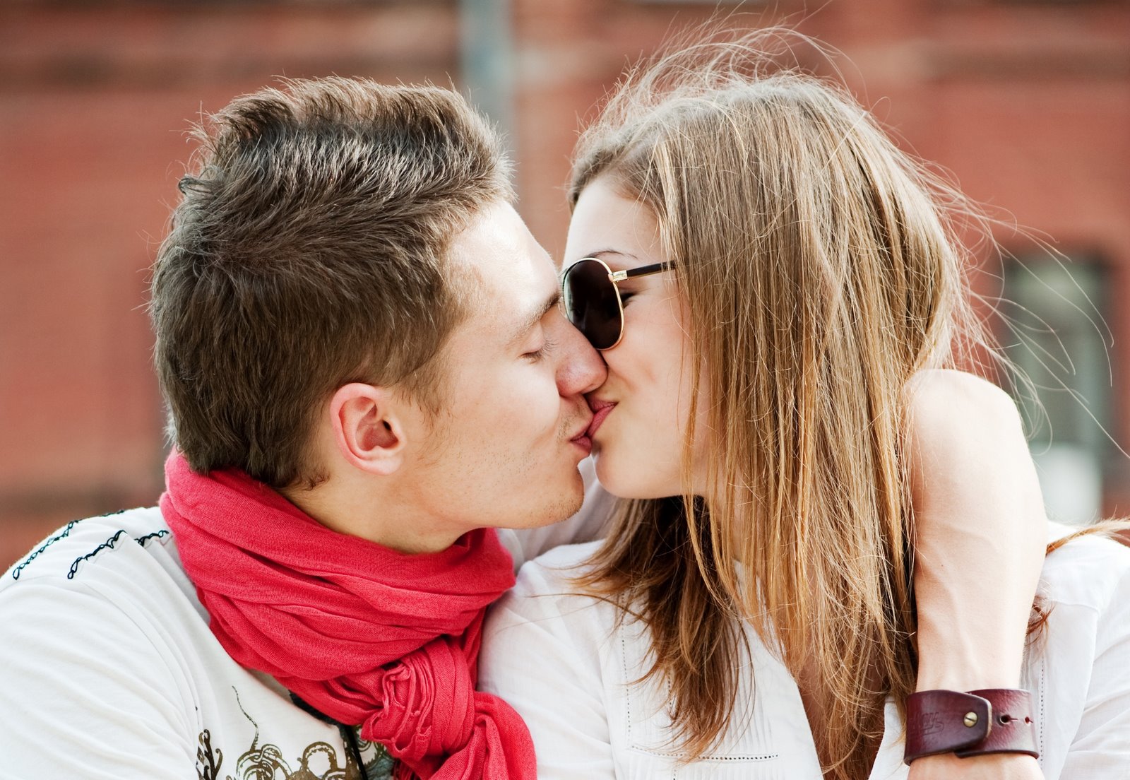 kiss_couple.jpg (1600×1104)