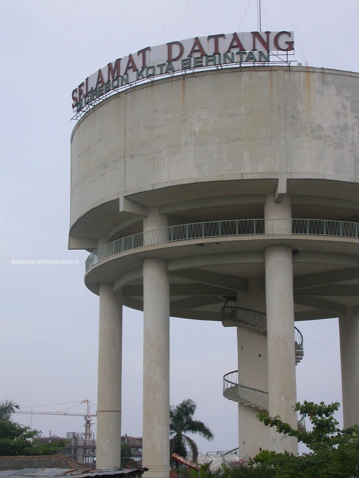 Kota Cirebon - Menara Air PDAM Kota Cirebon dari banjir kanal Kedung Pane Kota Cirebon - Menara Air PDAM Kota Cirebon dari banjir kanal Kedung Pane