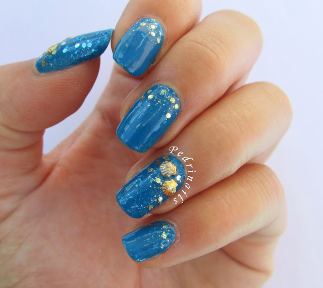 Blue and gold glittered accent manicure with seashells - photo © Pedrìnails