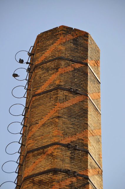 València, arena y cal: Chimeneas industriales de ladrillo.