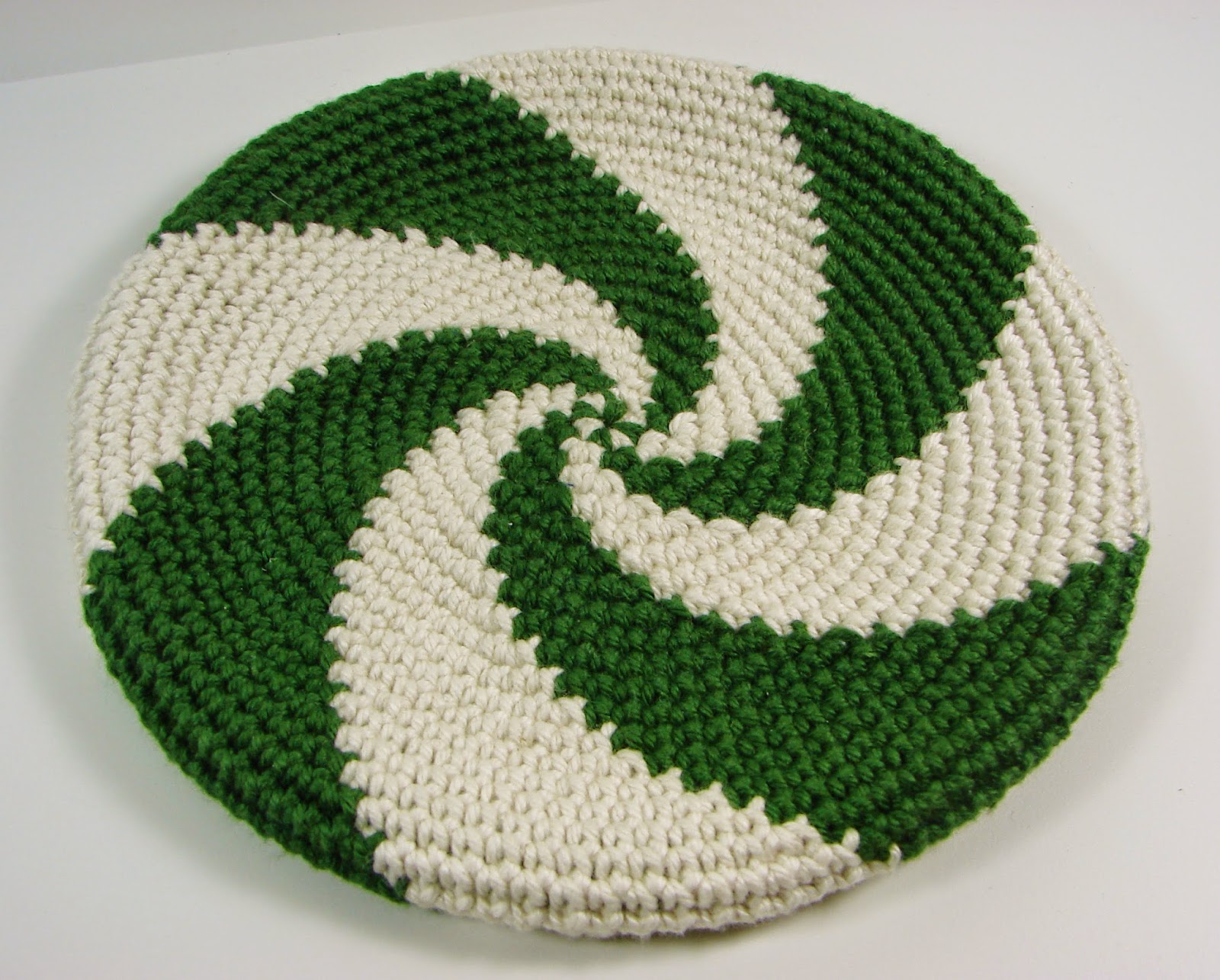 disc, frisbee, crochet, crocheted, toy, green, white