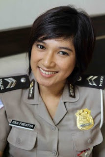 Polisi Cantik Briptu Eka Frestya