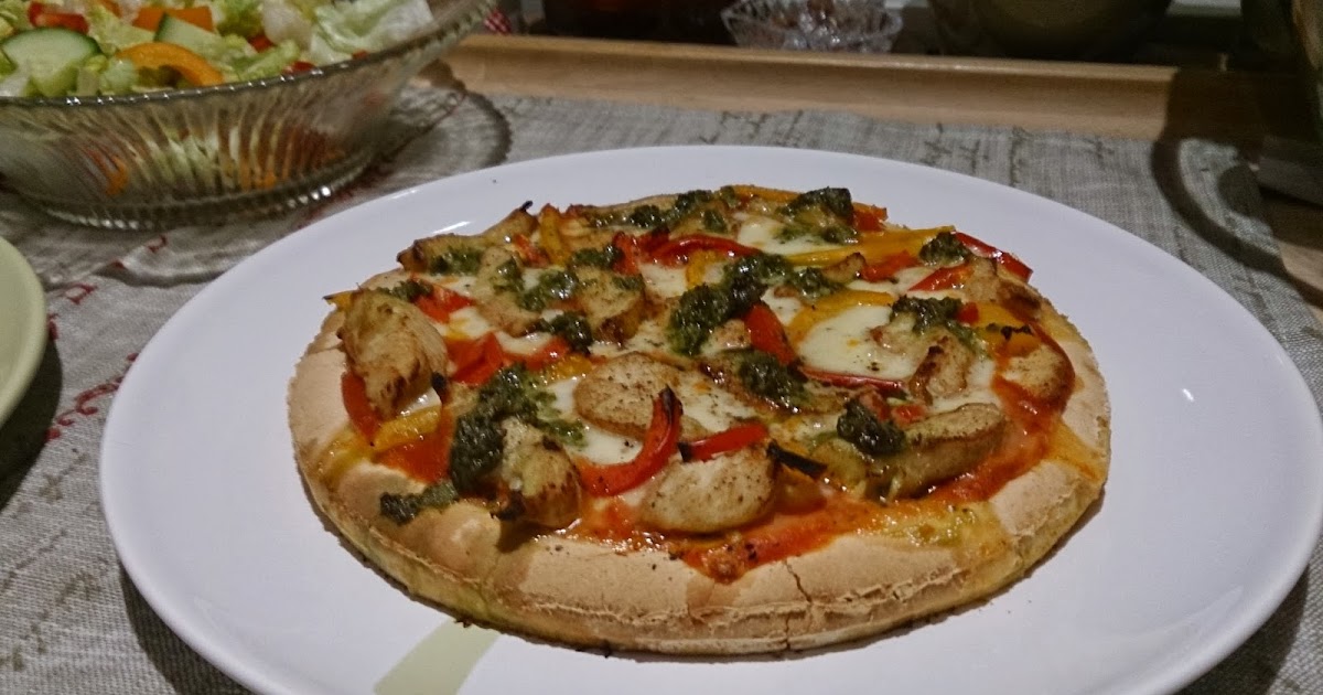 Saras madunivers Hurtig pizza med kylling, peberfrugt og pesto på glutenfri bund.