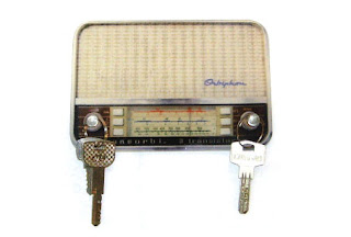 Porta chaves em formato de rádio antigo Porta chaves em formato de rádio antigo