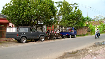Di tengah perjalanan pulang menuju Wlingi, gandengan pickup kami rusak. 