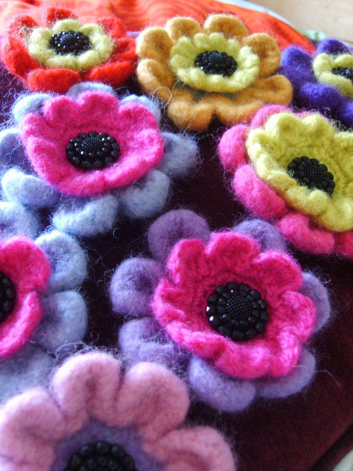 The 8th Gem: Easy Crochet felted Flowers...