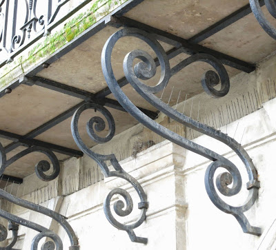 Console métallique à volute du balcon du 3 place des Vosges à Paris