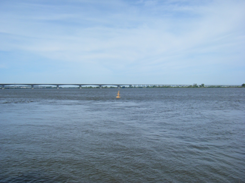 Rio Tejo com ponte ao fundo