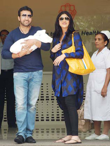 Shilpa Baby Photo on Shilpa Shetty S Baby Boy First Look With His Papa Raj Kundra Web