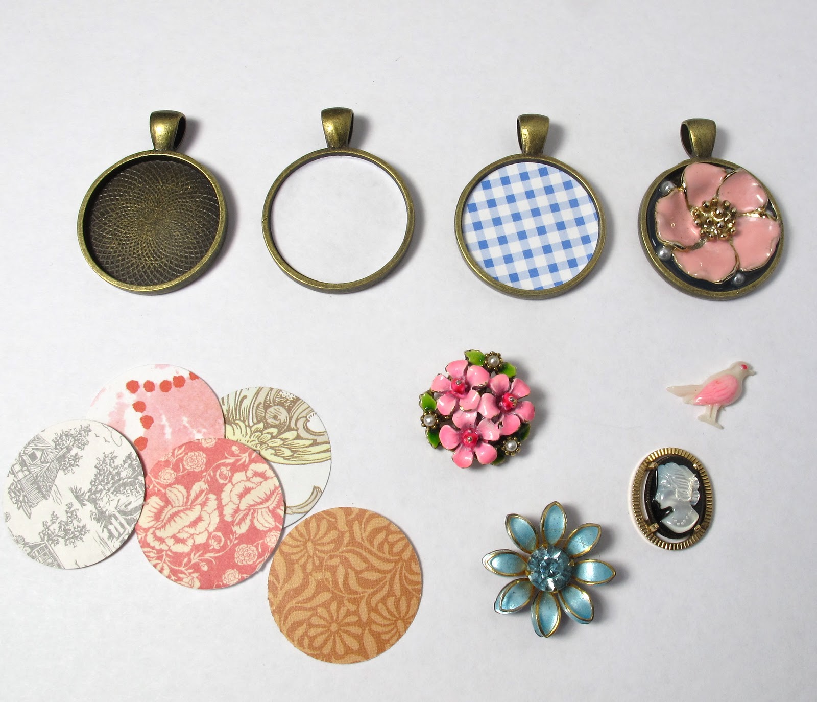 BluKatKraft Easy DIY Vintage Collage Pendants