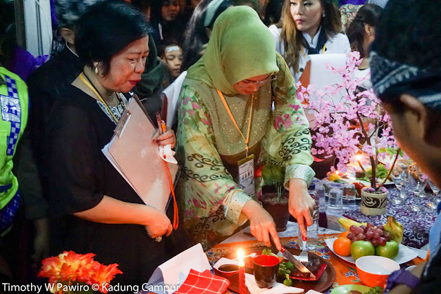 Indonesia - Purwakarta - #SteakMaranggiFest - Ibu Anne (Ibu Bupati) mau mengetes masakan para siswa Indonesia - Purwakarta - #SteakMaranggiFest - Ibu Anne (Ibu Bupati) mau mengetes masakan para siswa