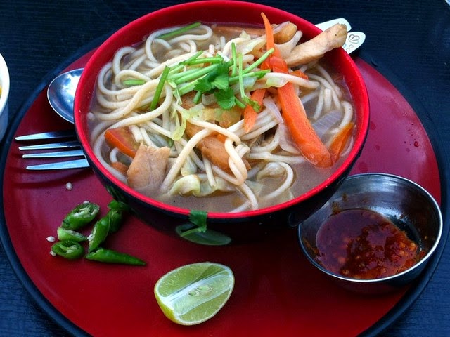 チキントゥクパ Chicken Thukpa
