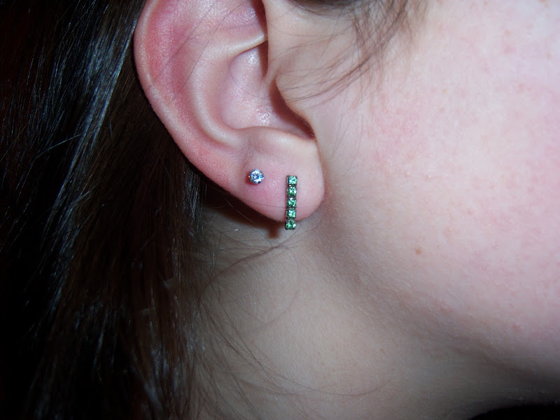 Double stud ear piercing title=