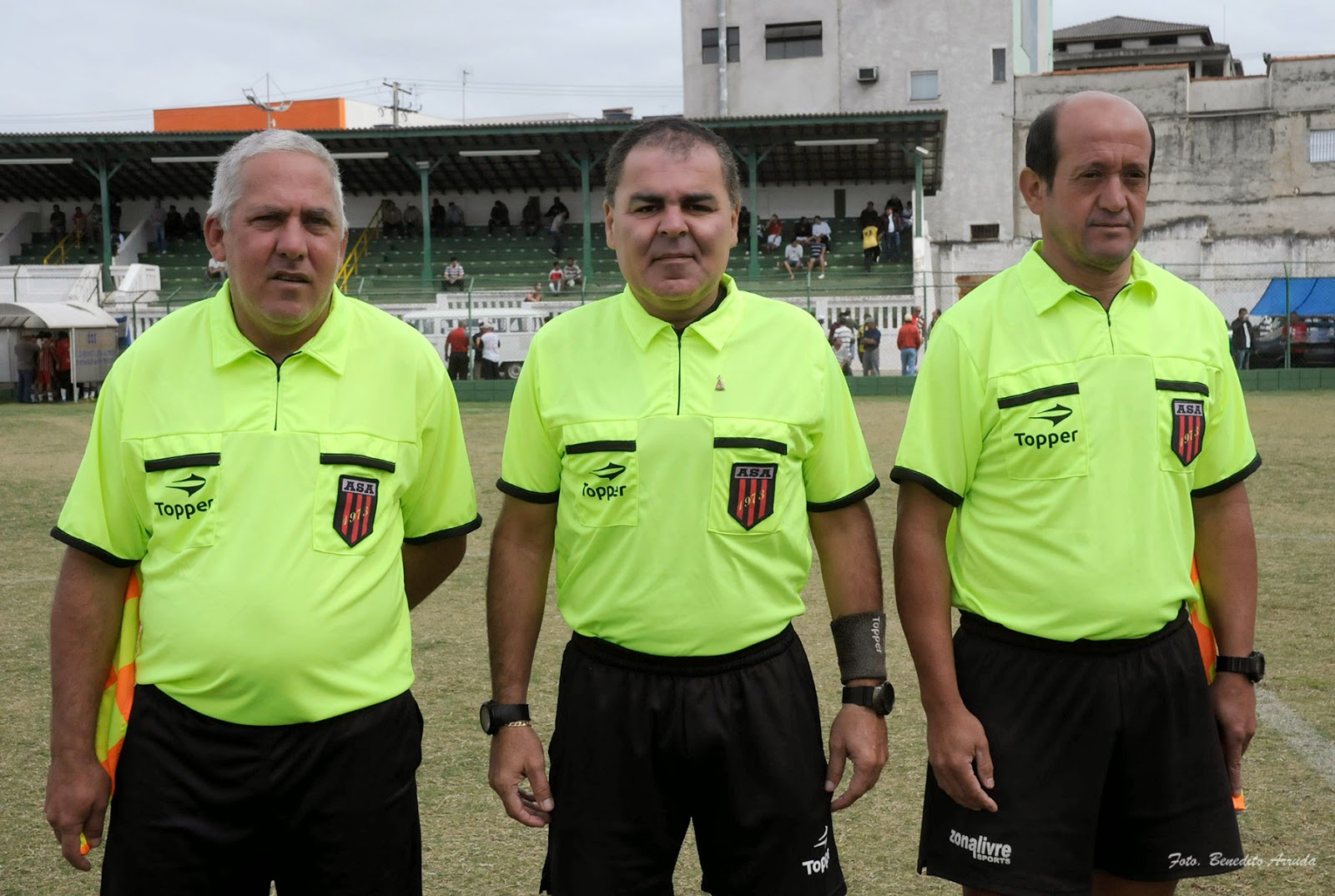 Árbitro da Confederação Brasileira de Futebol (CBF) apita a final do  Veterano de Futebol neste sábado (26)