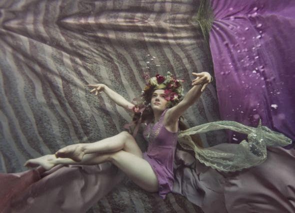 Ilse Moore fotografia subaquática mulheres modelos água surreal Ilse Moore fotografia subaquática mulheres modelos água surreal