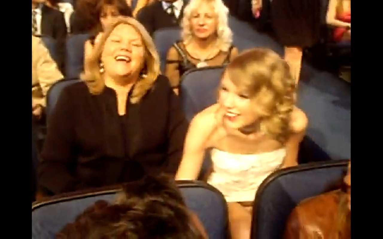 http://4.bp.blogspot.com/-9GGrL-IQU1A/T11rONcI2UI/AAAAAAABEyU/kzEcI_nORCo/s1600/Taylor+Swift+Upskirt+Moment+on+Youtube+02.jpg